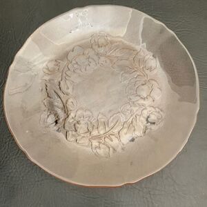 Arcoroc Rosa Pink Rosalind Ring Of Raised Flowers Scalloped Edge 10 Inch France